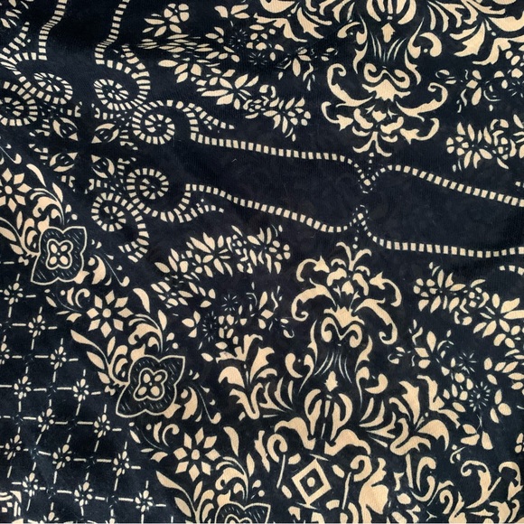 Boho hippie casual black red and taupe shawl size small with tassles - Picture 6 of 7